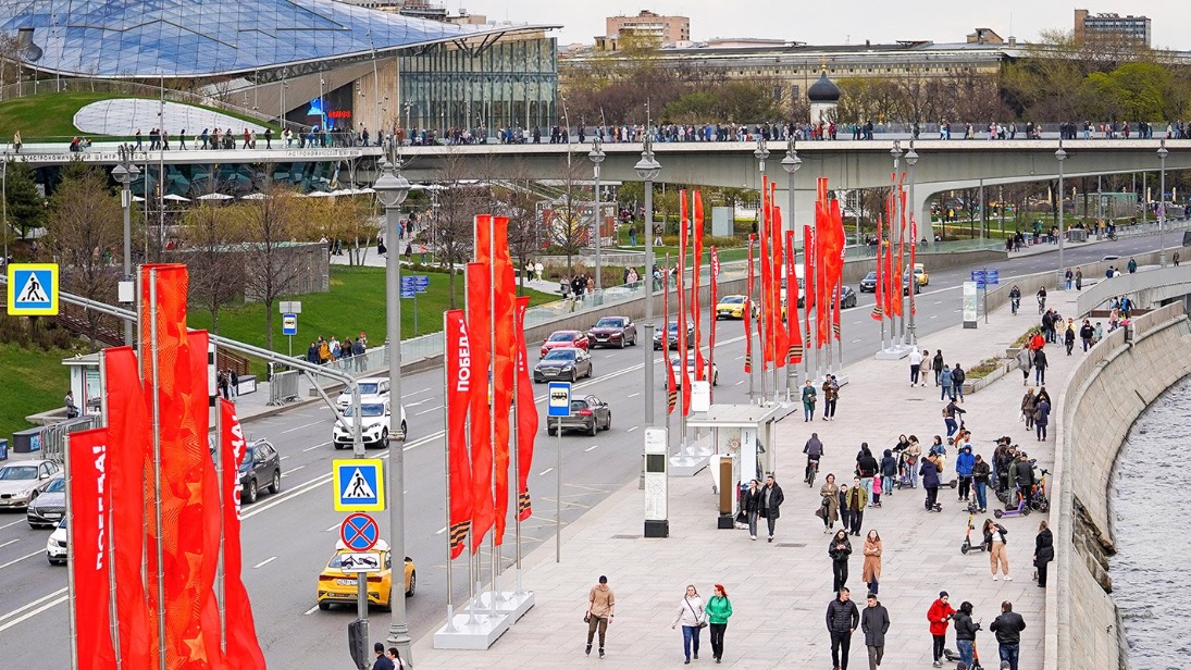 Москву украсили флагами и декоративными конструкциями в честь 9 Мая