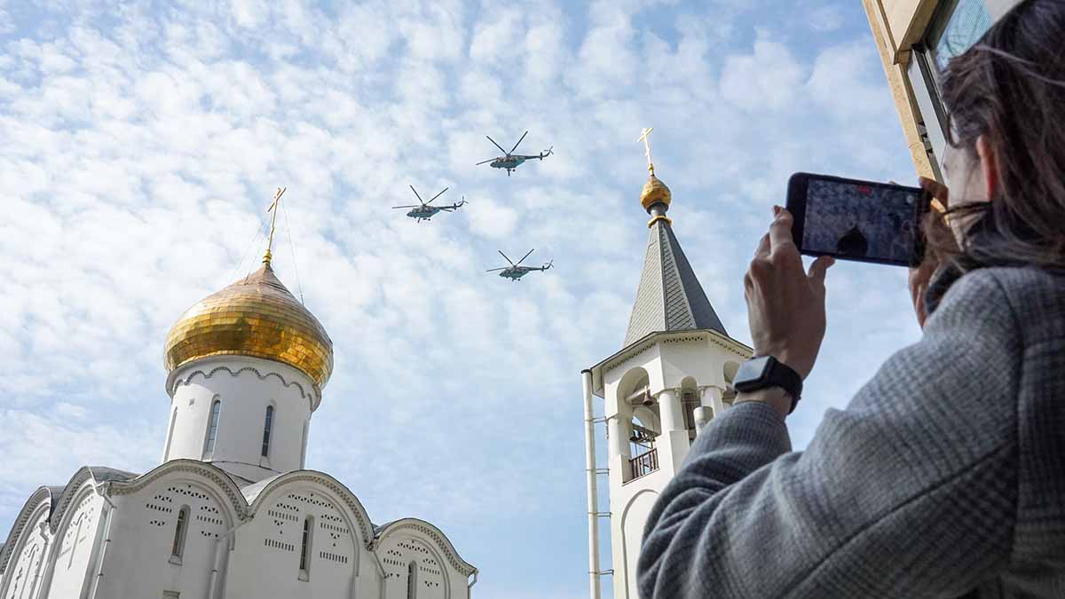 Песков заявил о преждевременности разговоров об отмене воздушной части парада Победы