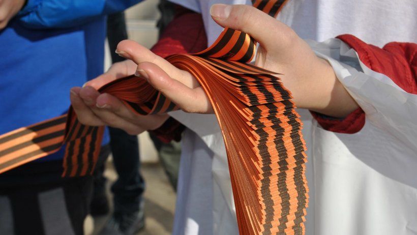 Единороссы раздали тысячи георгиевских ленточек москвичам и жителям столицы