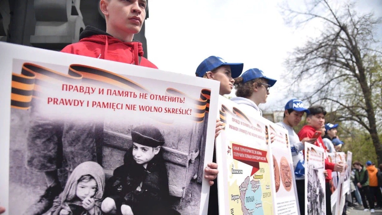 Акция «Правду и память не отменить!» прошла у 14 посольств в Москве