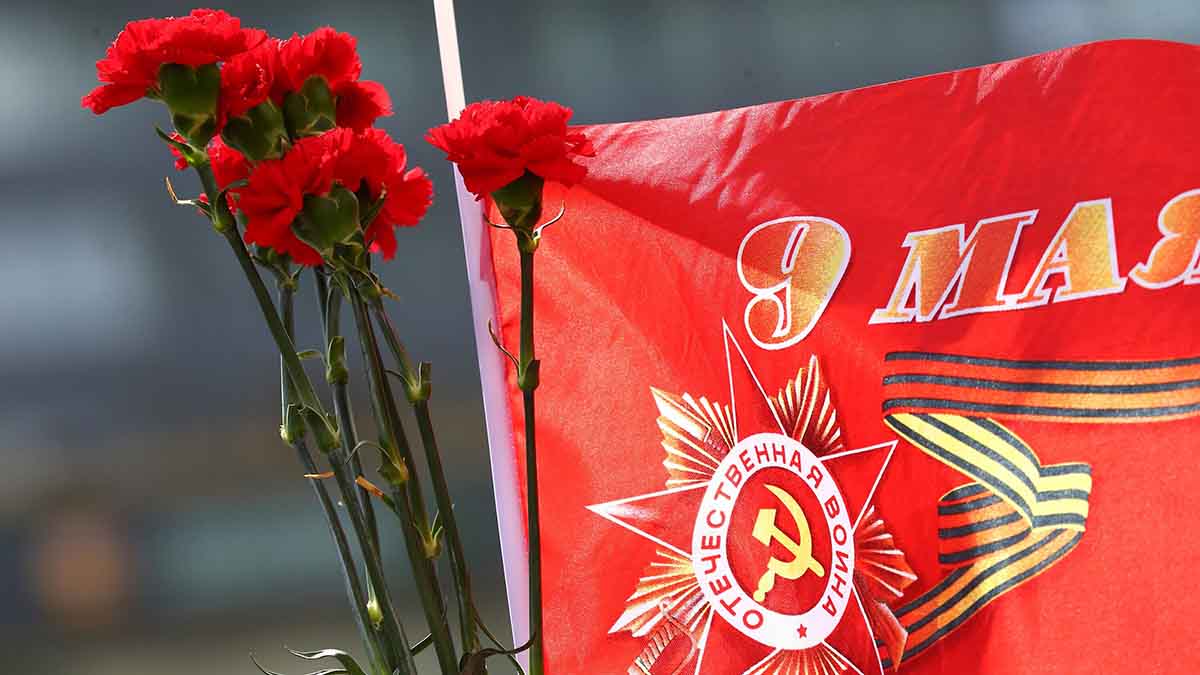 На посла РФ в Польше напали во время попытки возложить цветы на кладбище советских солдат