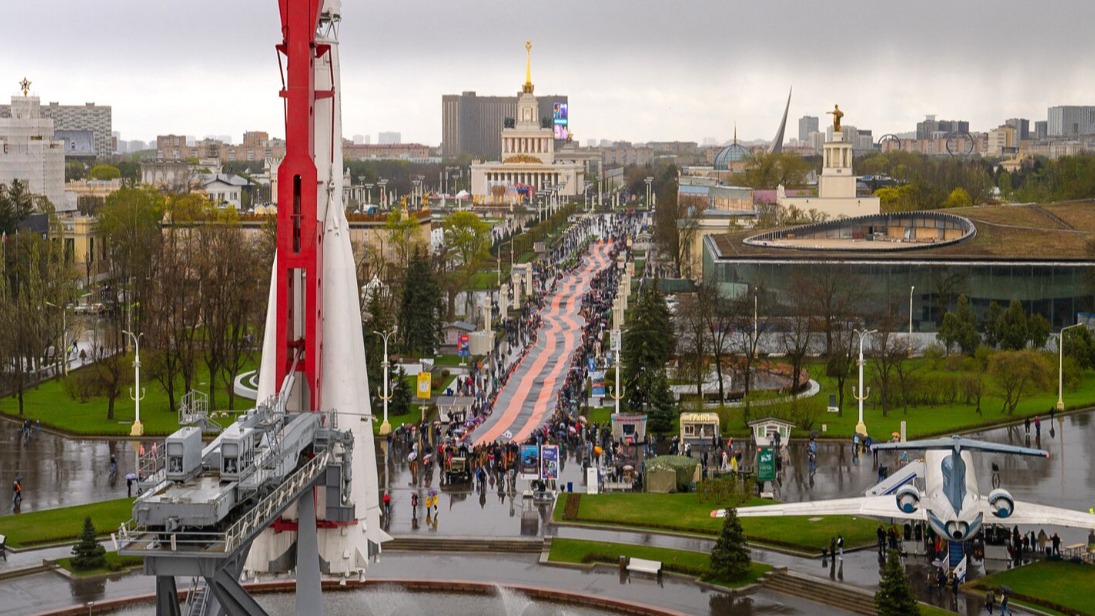 Самую большую георгиевскую ленту в России развернули на ВДНХ