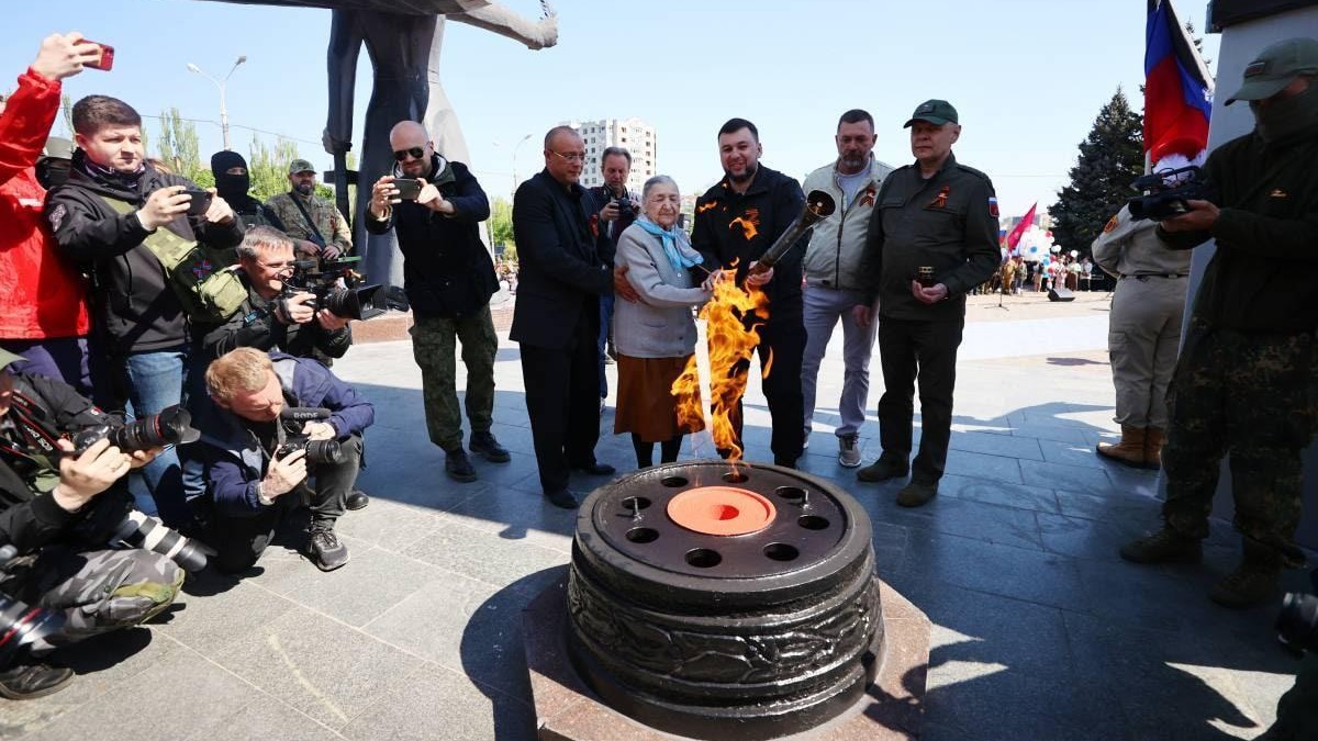 «Не погаснет!»: В Мариуполе впервые за восемь лет зажегся Вечный огонь