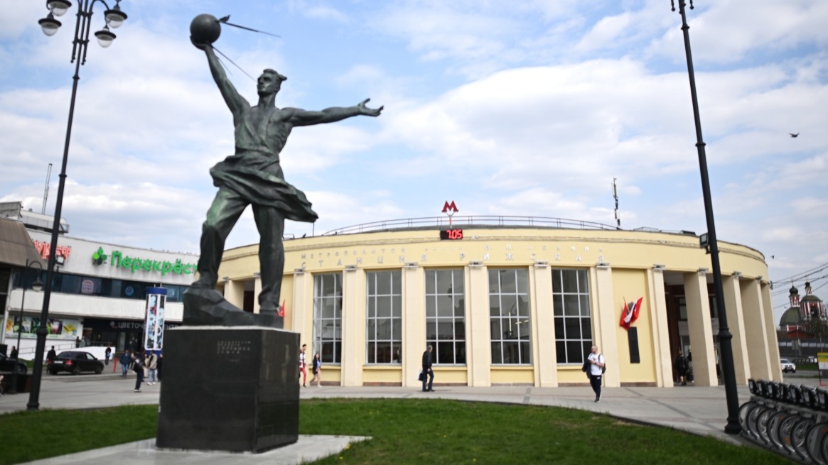 Перед вестибюлем «Рижской» установлен памятник «Создателям первого спутника Земли»