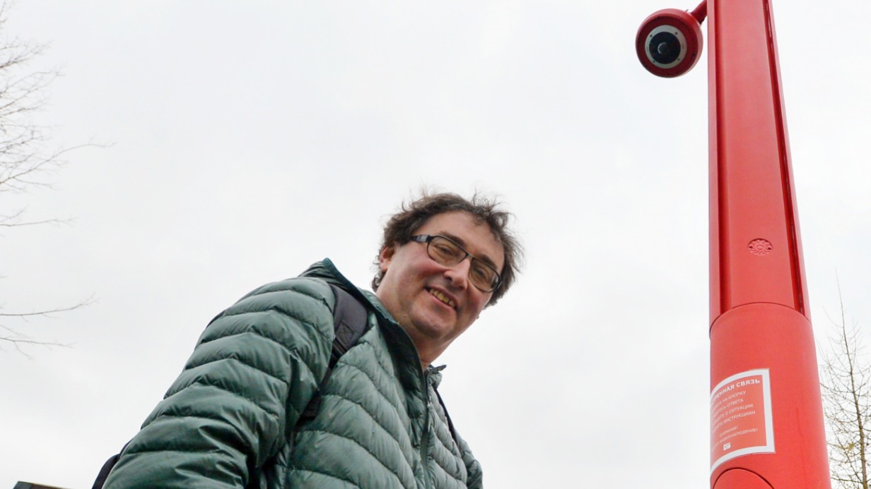 Алексей Игнатов, главный специалист компании, установившей умную колонну в «Лужниках», проверяет работу системы оповещения