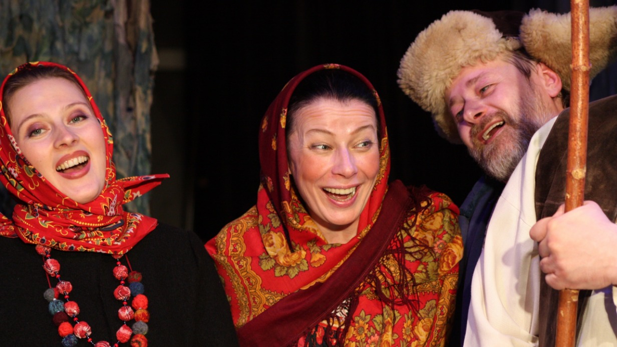 Артисты Московского государственного историко-этнографического театра в спектакле «Пугачев» исполняют казачьи мелодии времен пугачевского бунта