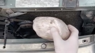 Почти килограмм наркотиков мужчина перевозил под капотом автомобиля