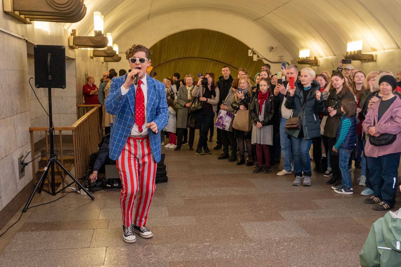 Выпускники МГТЭ поздравили пассажиров с днем рождения метро Москвы