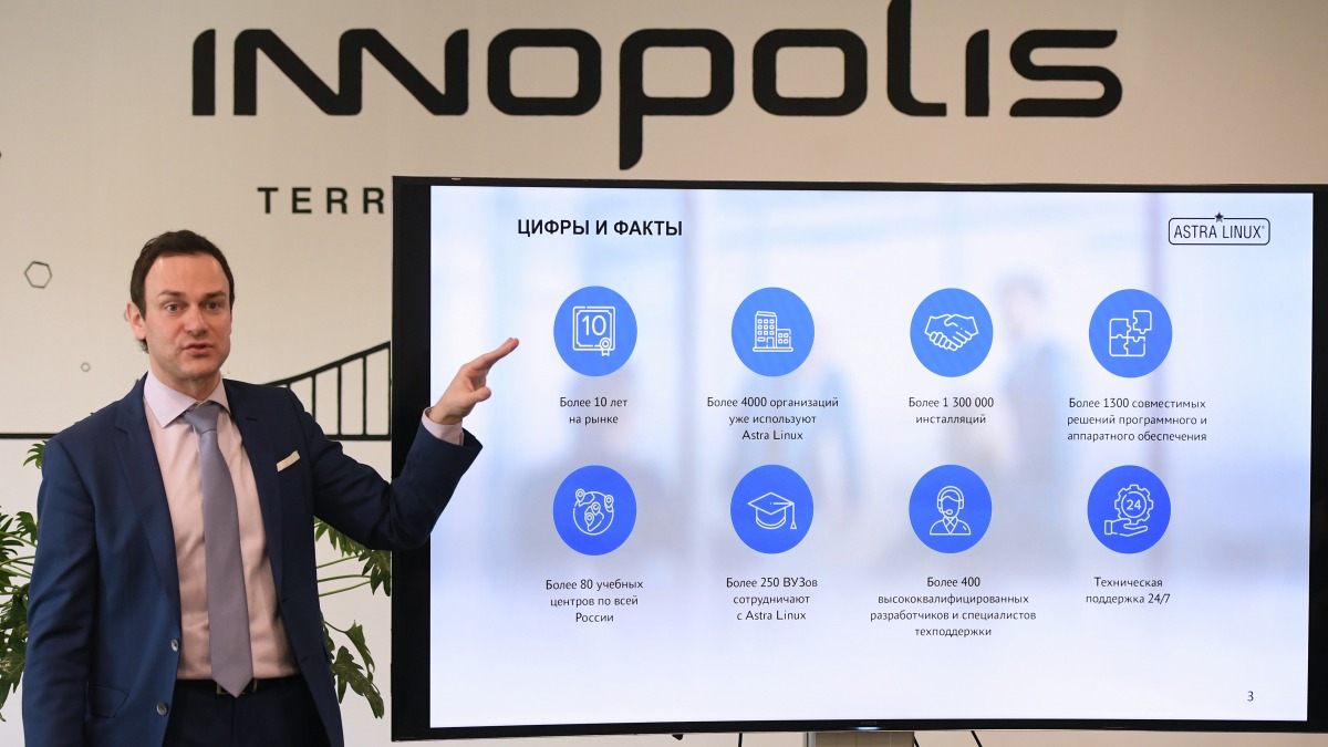 Директор по маркетингу российской ИТ-компании Александр Гущин презентует отечественную операционную систему Astra Linux