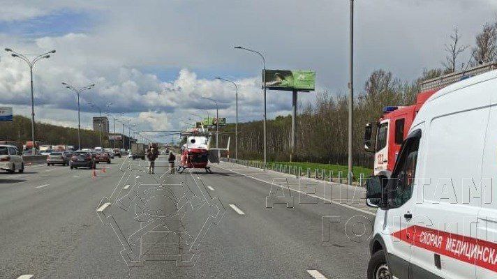 Вертолет эвакуировал одного из пострадавших в ДТП на 96-м километре МКАД