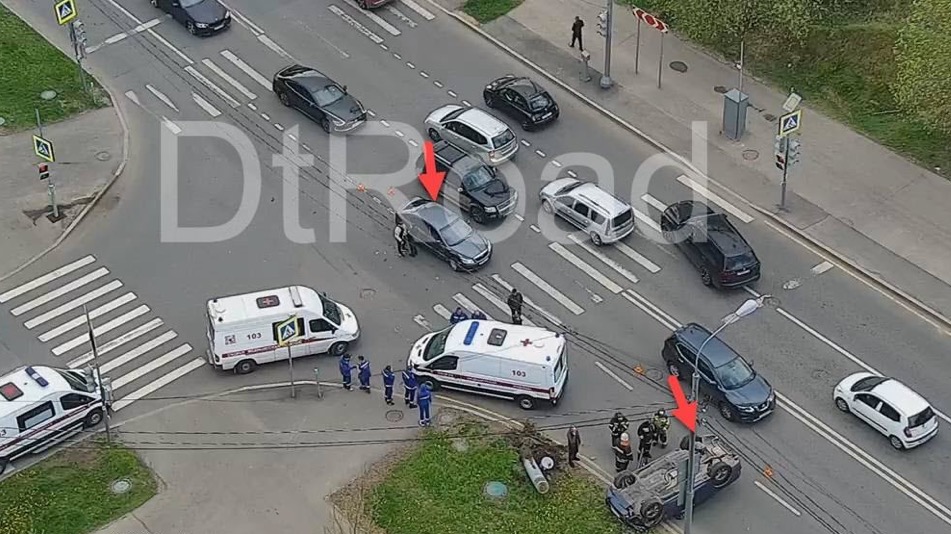 Два автомобиля столкнулись на северо-западе Москвы