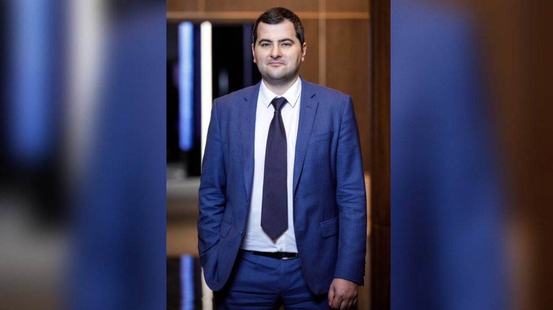 Руководитель Департамента инвестиционной и промышленной политики Москвы Владислав Овчинский в своем рабочем кабинете