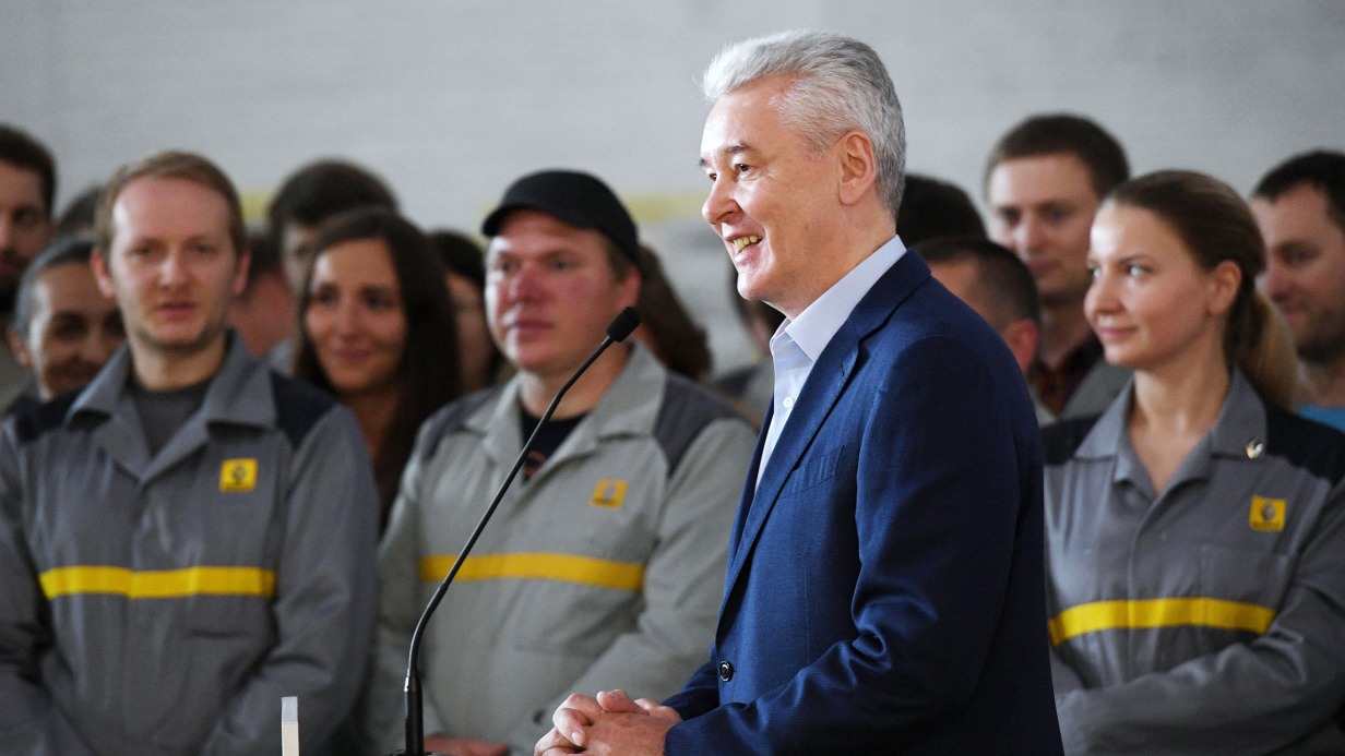 Мэр Москвы Сергей Собянин (в центре) общается с сотрудниками автозавода «Рено», расположенного на Волгоградском проспекте. После того как иностранный владелец заявил о закрытии предприятия, городские власти решили выкупить завод