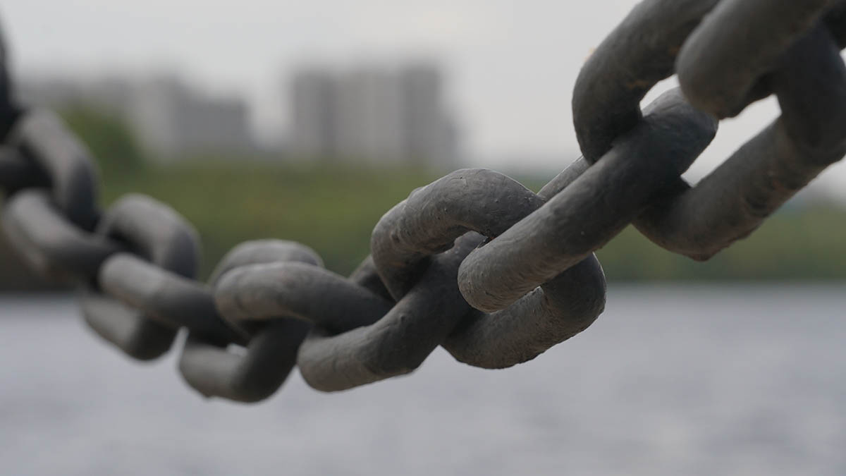 Мужчина прыгнул в ледяную воду, чтобы спасти девушек из автомобиля в Москве-реке