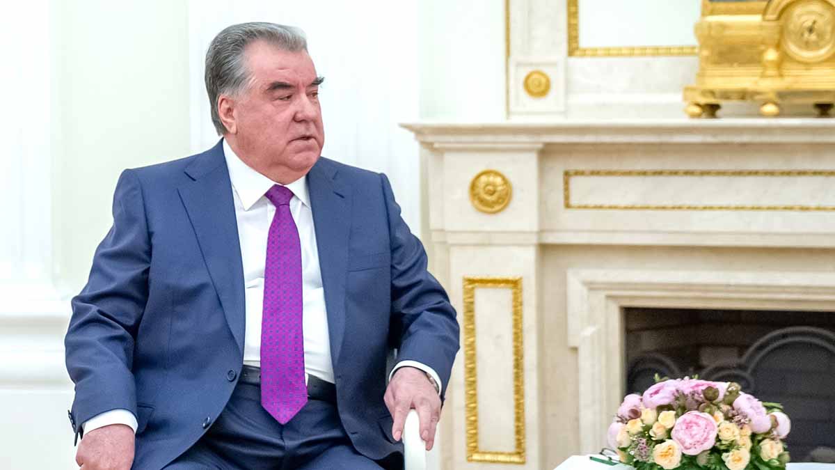 Президент Таджикистана подарил Путину ковер из фруктов и горы дынь и арбузов