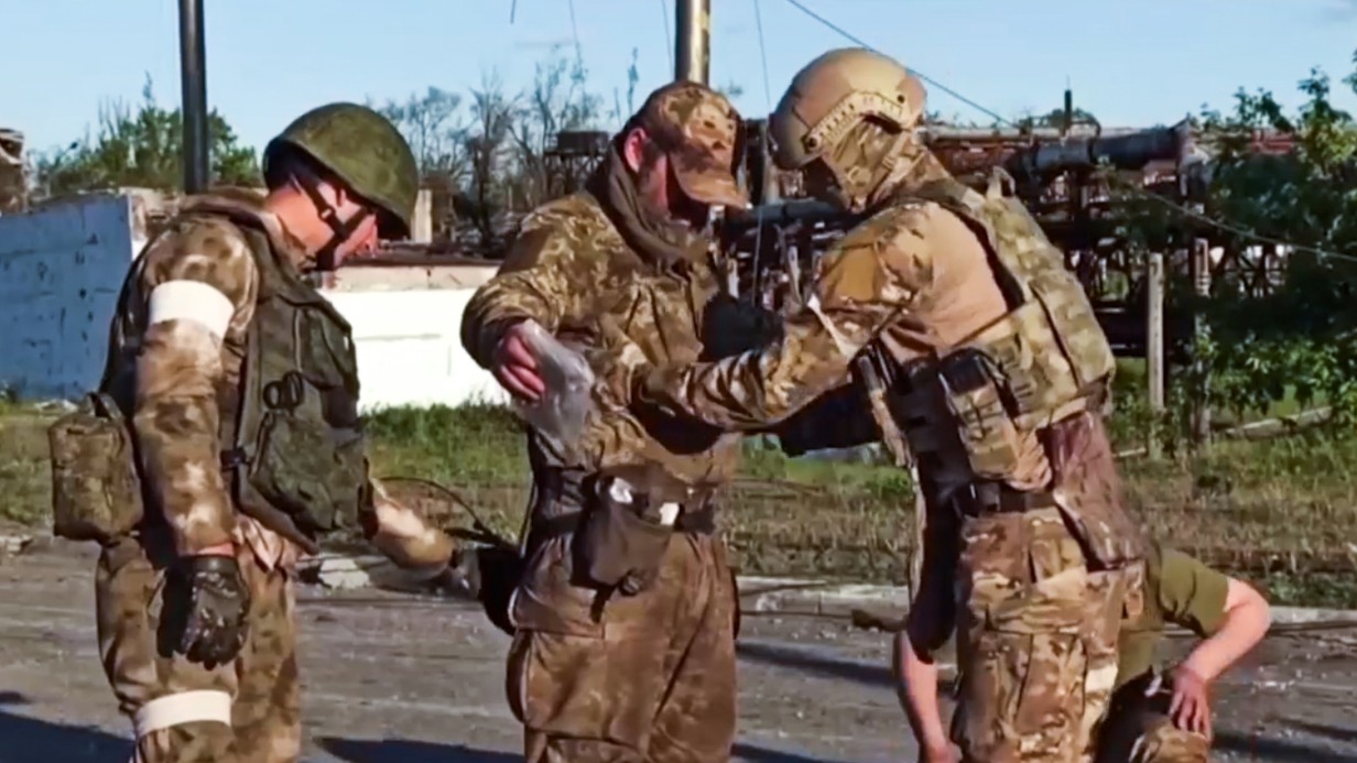 С территории комбината «Азовсталь» эвакуированы более 250 украинских военных, в их числе 51 тяжелораненый. Националисты сдались в плен. Их вывезли в больницу, контролируемую российскими военными. Там пленным окажут необходимую медицинскую помощь