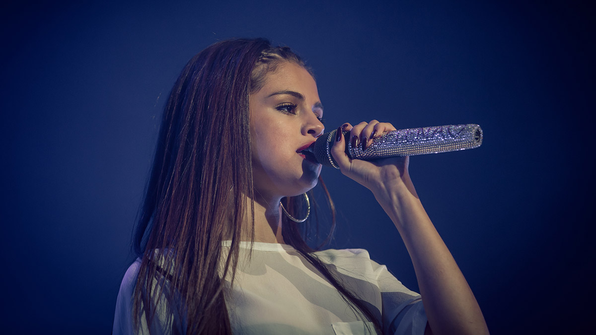 Селена Гомес в документалке рассказала о своей борьбе с волчанкой и трудном периоде жизни