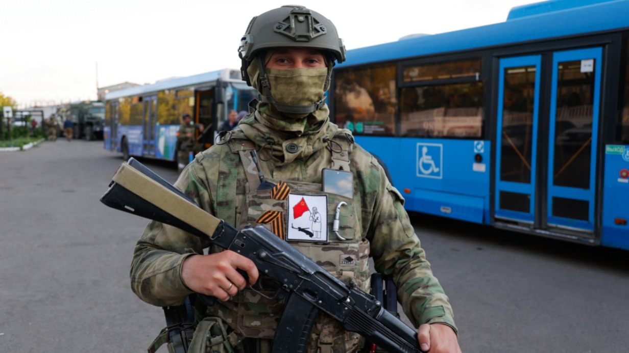 Российский военнослужащий около автобусов, в которых с «Азовстали» вывозят сдавшихся в плен украинских националистов. После оружие сложили еще 694 боевика киевского режима. Раненых националистов отвозят в больницы и оказывают им медицинскую помощь