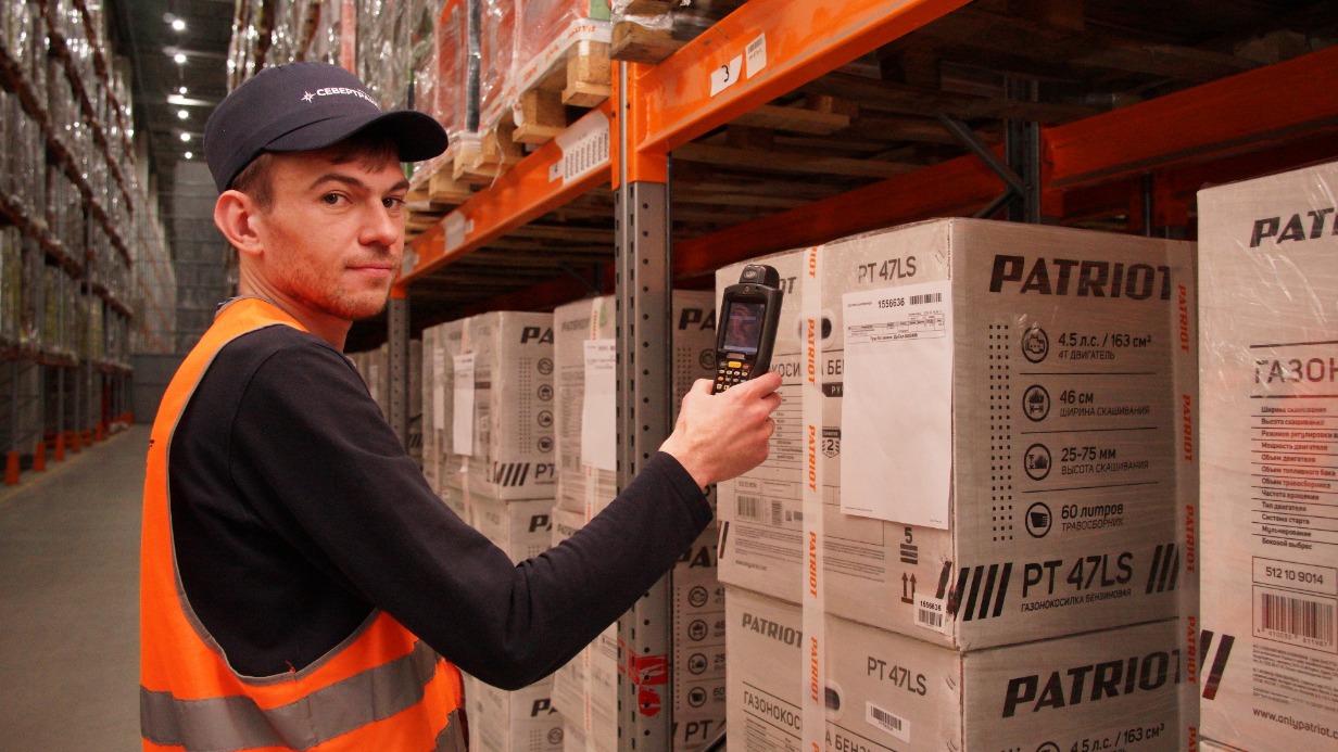 Начальник смены логистического центра Григорий Науменко сканирует недавно прибывший груз на складе