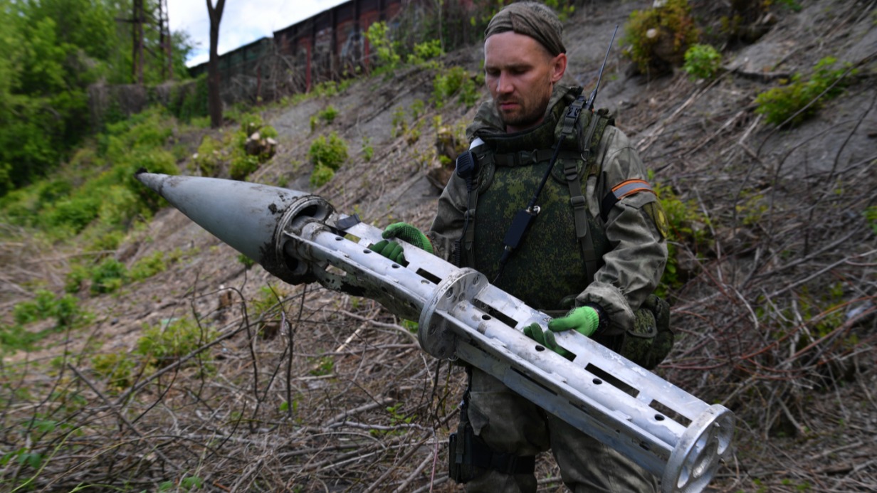 Служащий саперного подразделения МВД ЛНР разминирует остатки боеприпаса в поселке Казачья Лопань Харьковской области