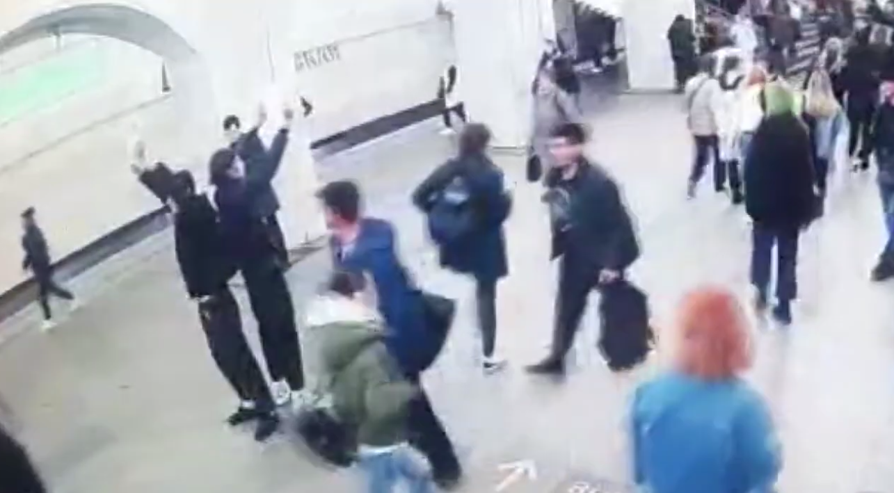 Два брата устроили в метро публичную акцию, направленную на дискредитацию ВС РФ
