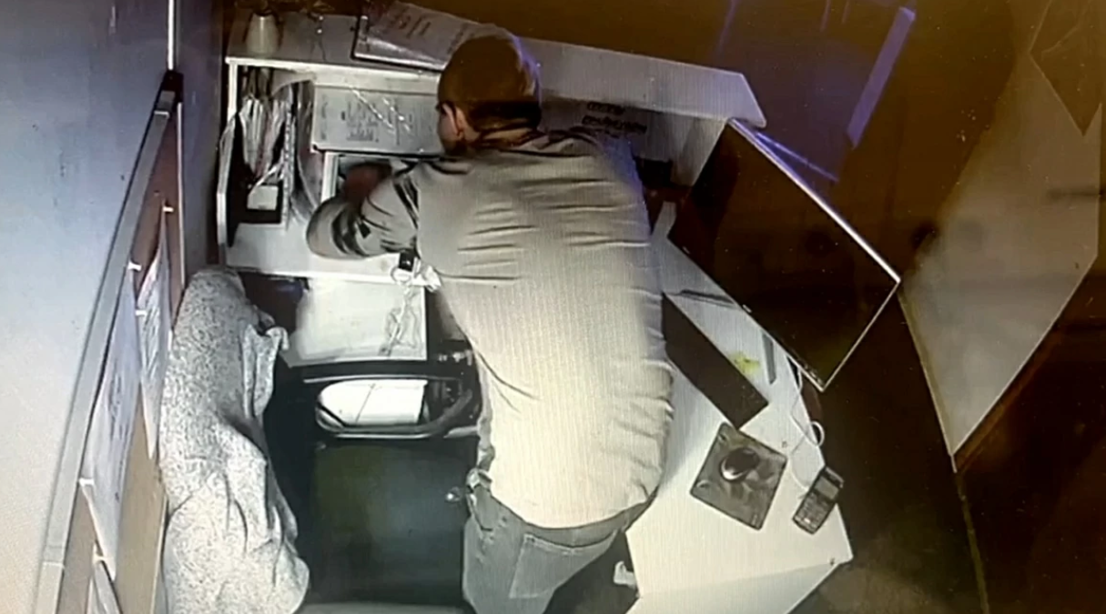 Мужчина похитил деньги из сейфа частной музыкальной школы