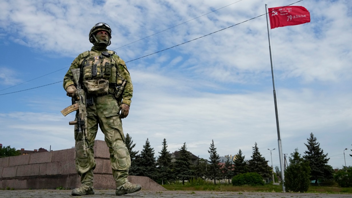 Российский солдат охраняет аллею Славы в Херсоне, где установлен мемориал, посвященный подвигам героев — уроженцев Херсонщины. Они принимали участие в освобождении района от немецко-фашистских захватчиков. Сейчас там развевается копия знамени Победы