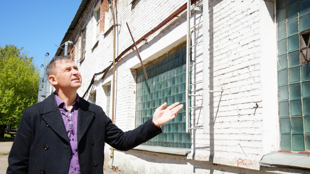 Руководитель группы по подготовке и сопровождению работ по выводу из эксплуатации объектов Михаил Легков около корпуса, где проводились ядерные исследования