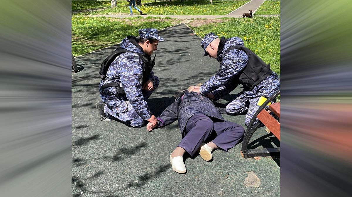 Росгвардейцы помогли потерявшей сознание пенсионерке