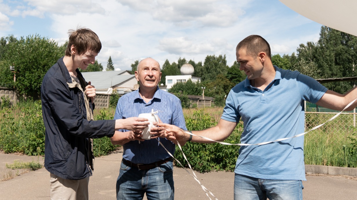 Разработчики метеозонда Федор Загуменнов, Александр Кочин и Владимир Фоменко (слева направо) испытывают свое устройство