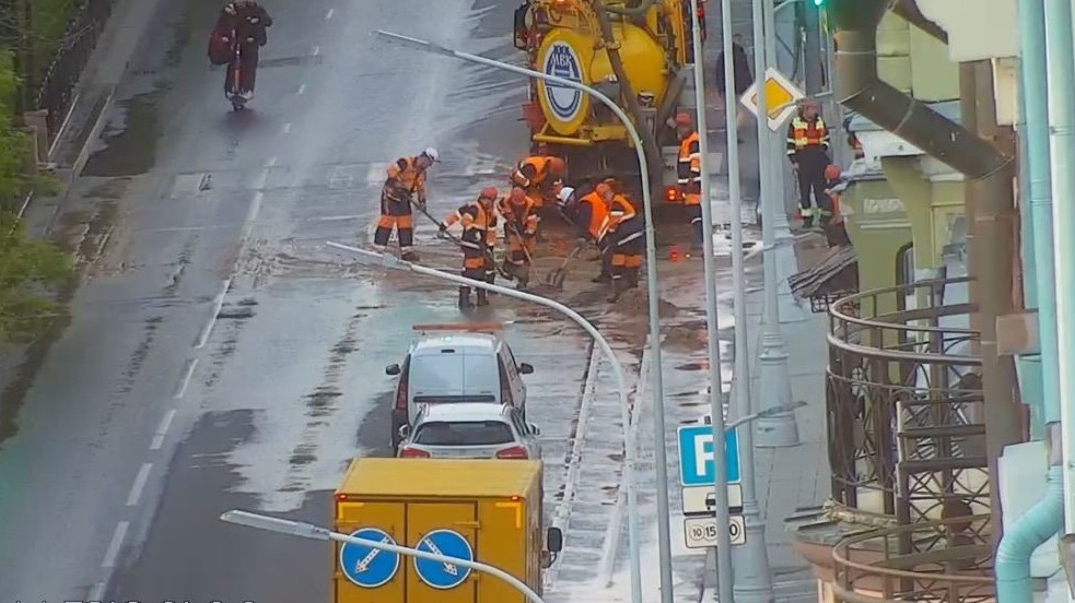 Вытекание воды на проезжую часть локализовали на Тверском бульваре