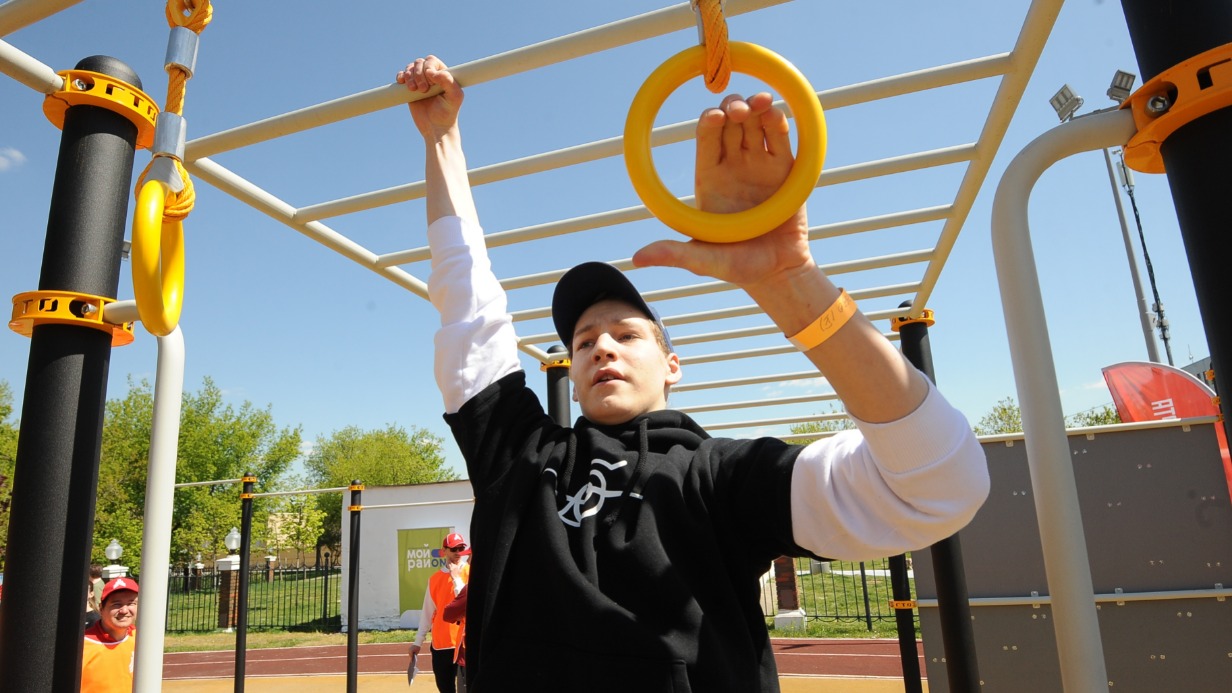 Десятиклассник Константин Сидельников во время сдачи нормативов ГТО на площадке «Курчатовца»