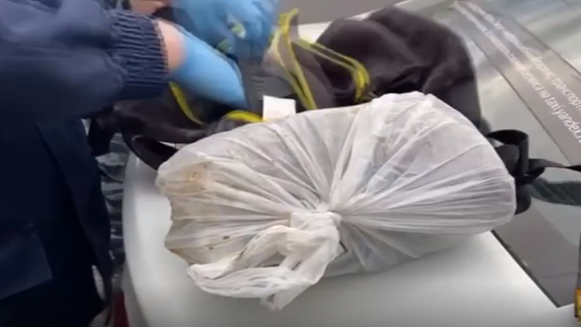 Почти килограмм наркотика изъяли у пассажира такси