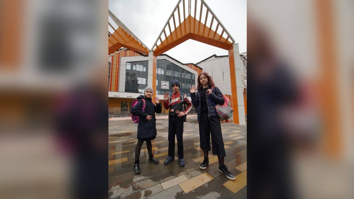 Ученики школы-гиганта на проспекте Лихачева Дарья (справа), Александр и Екатерина Лукины на занятия опаздывать не любят 