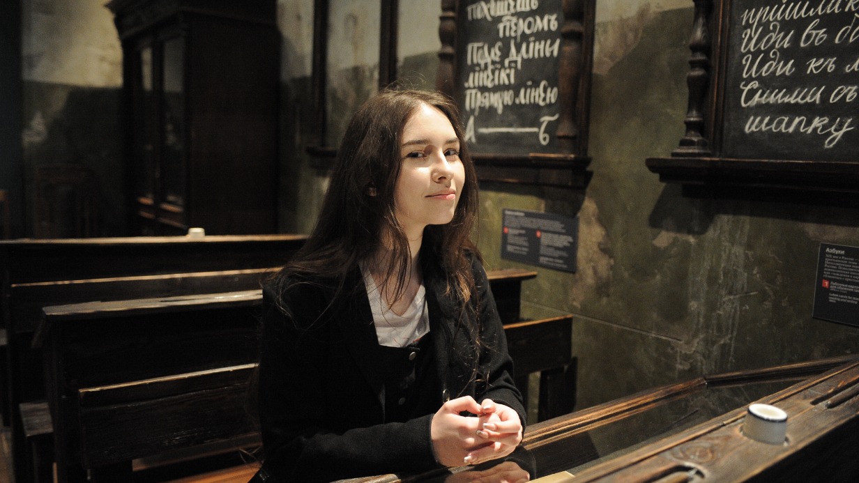 Студентка Вера Солодкова пришла отметить День славянской письменности и культуры вместе с семьей, чтобы узнать больше о том, как наши предки получали образование и учились грамотности