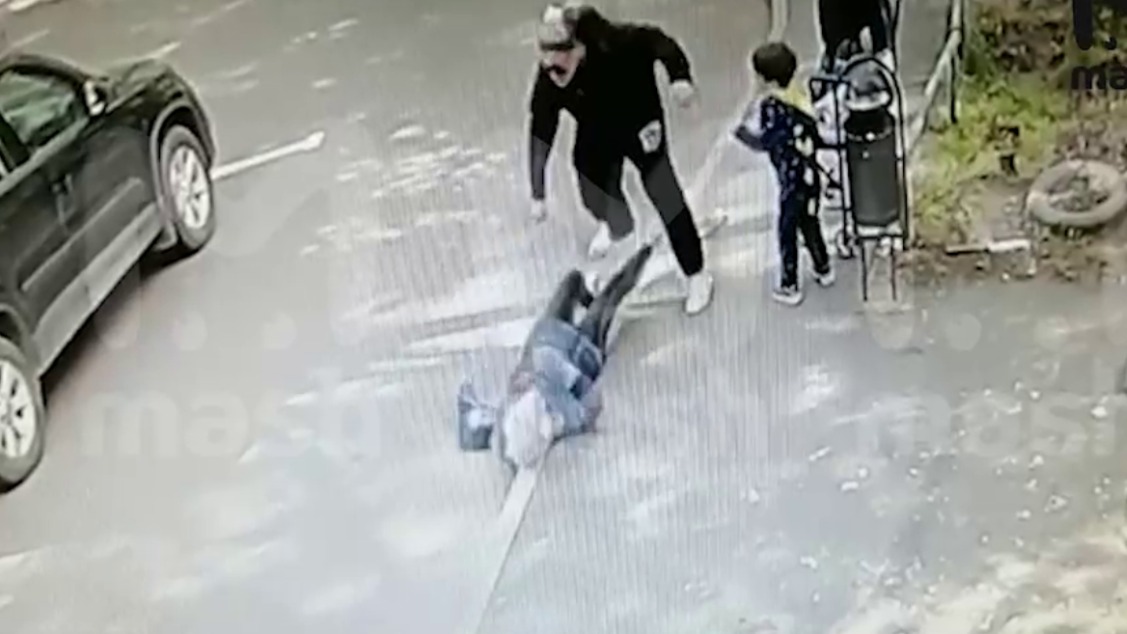 Москвичка избила пенсионерку из-за просьбы не рвать цветы