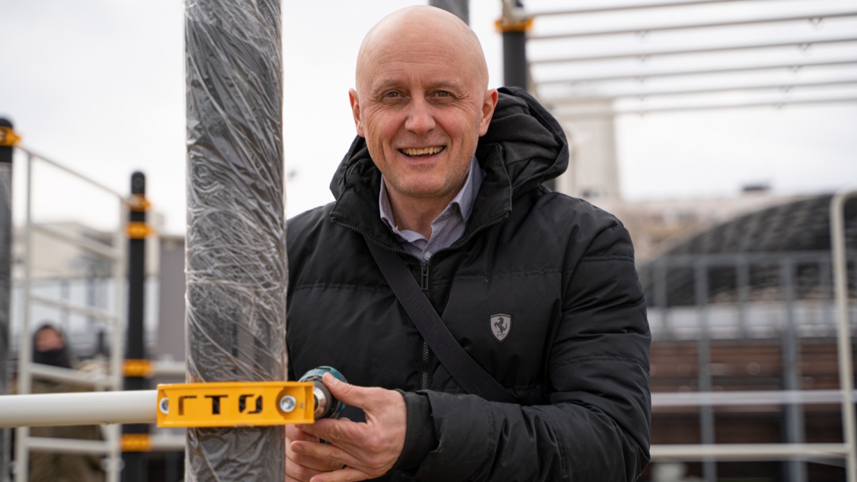 Игорь Колесов на стадионе «Курчатовец»