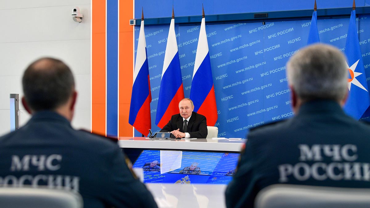 «Не карьерист, а служака»: Путин оценил нового главу МЧС