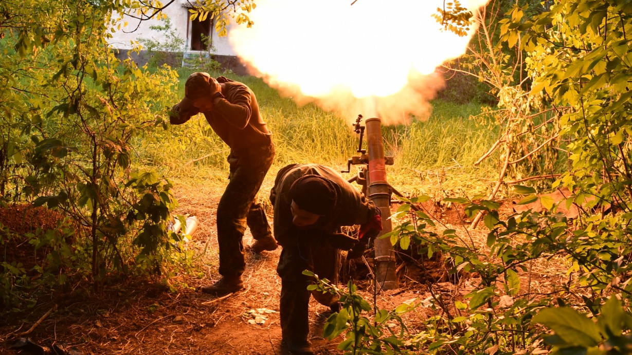 Бойцы минометных расчетов народной милиции ЛНР ведут огонь по позициям украинских националистов у поселка Нижнее