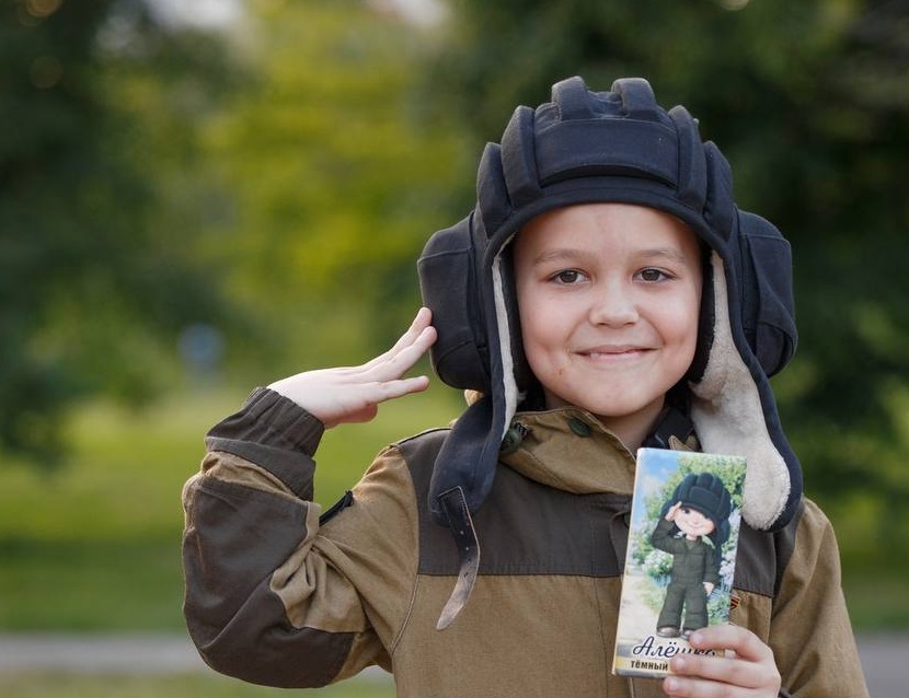 В честь мальчика, приветствующего военных РФ, выпустили шоколад «Алешка»