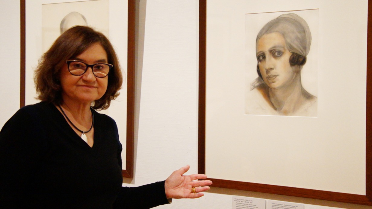 Директор Третьяковской галереи Зельфира Трегулова около одной из отреставрированных работ