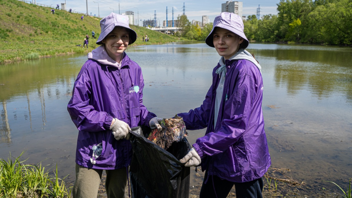 Волонтеры-двойняшки Юлия (слева) и Марина Гарины очищают берег реки от скопившегося бытового мусора