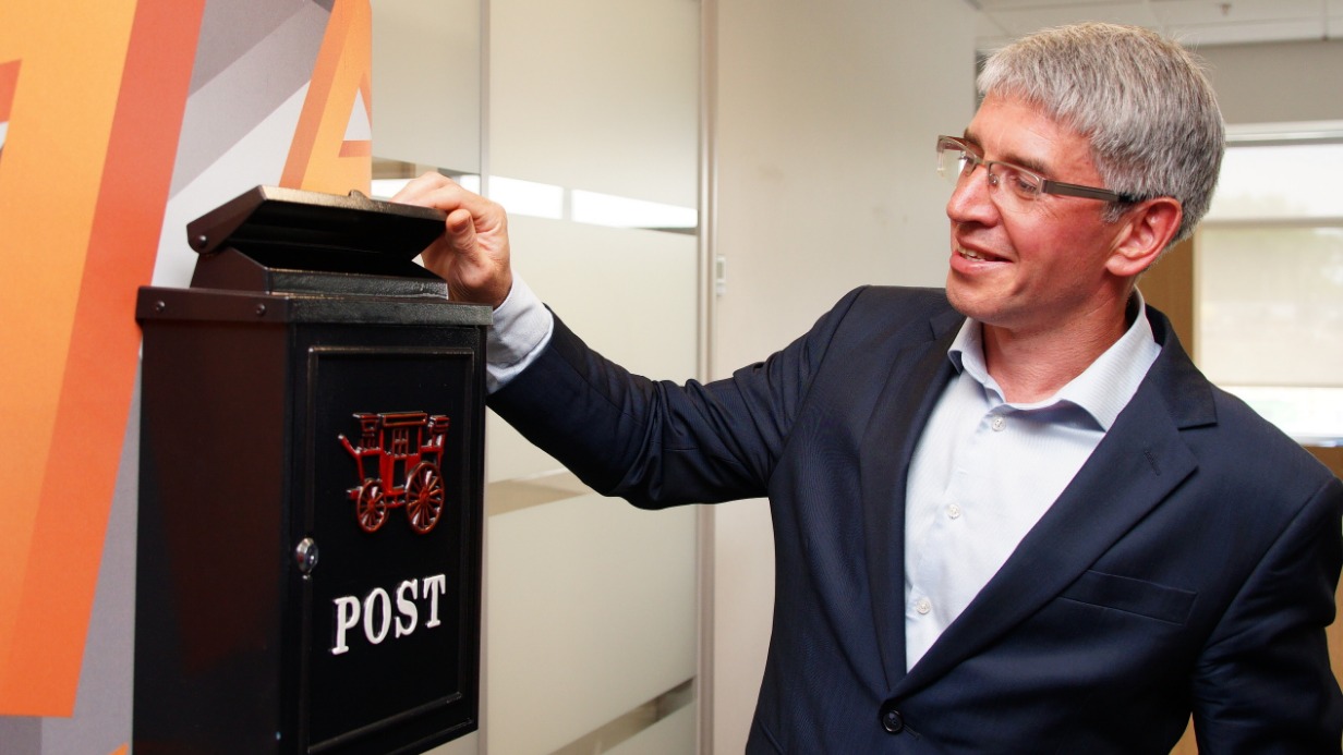 Глава столичного департамента Алексей Фурсин проверяет ящик с предложениями сотрудников