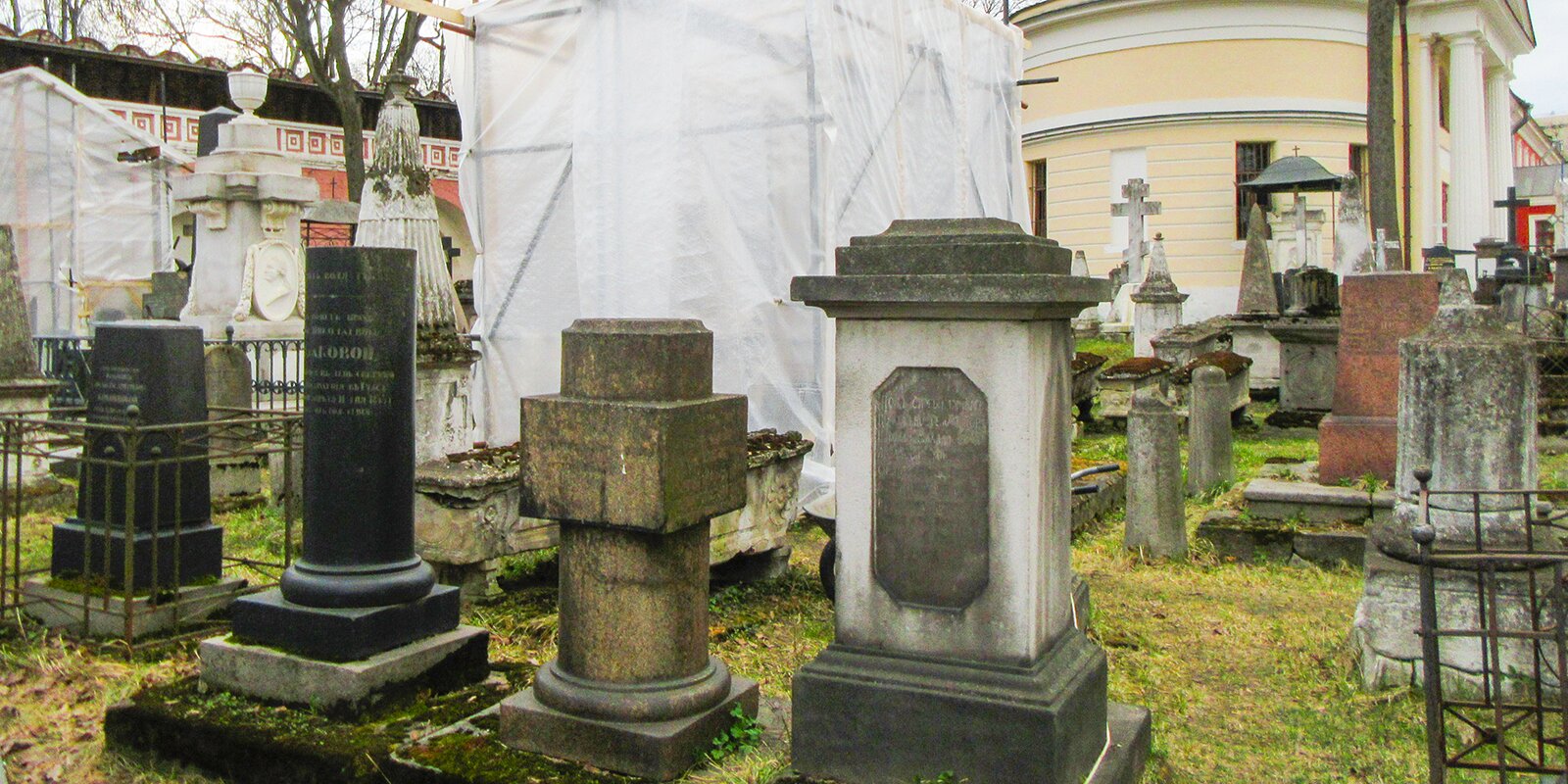 Реставрация 46 исторических надгробий началась в Донском монастыре