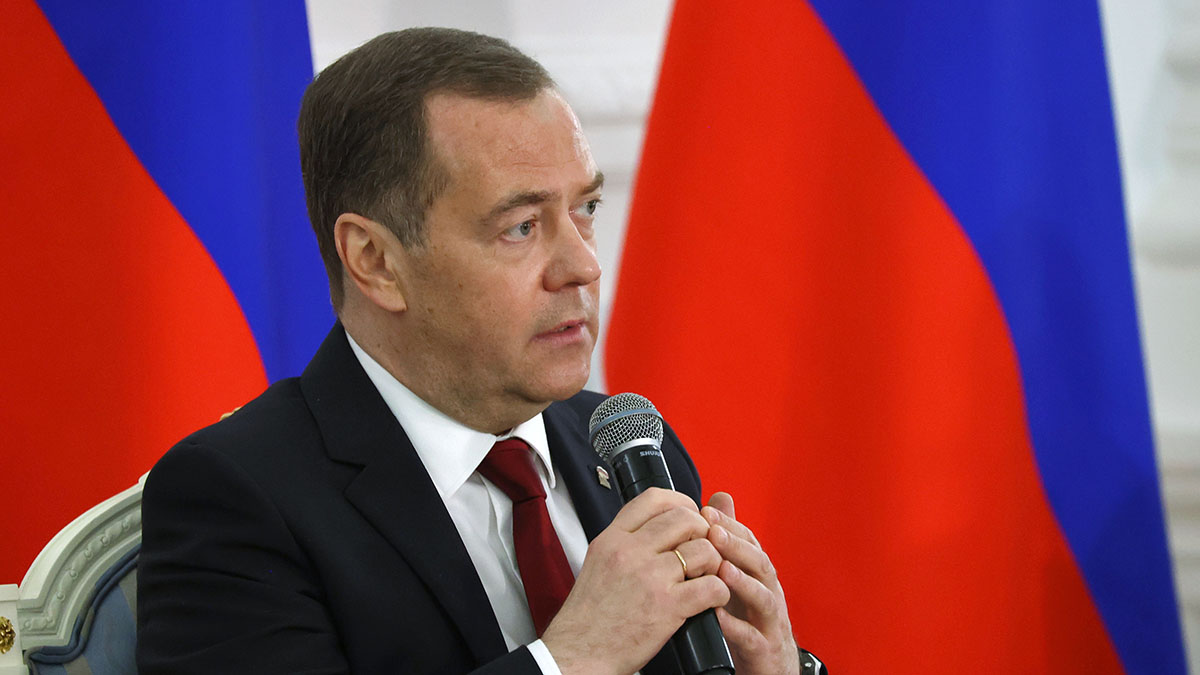 «Молодец, однако»: Медведев предложил присвоить Маску офицерское звание