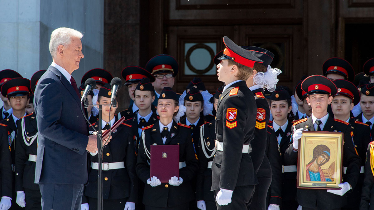 Собянин вручил благодарственные письма лучшим кадетским классам столицы