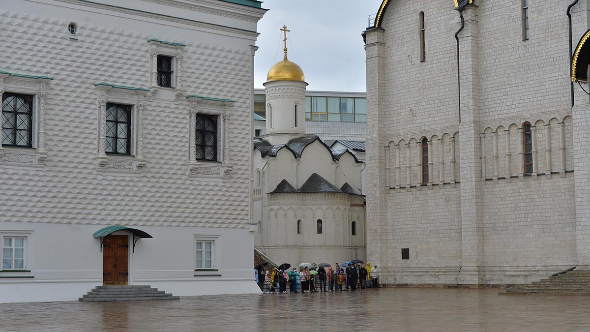 «МК»: Срочник умер во время караульной службы у Кремля