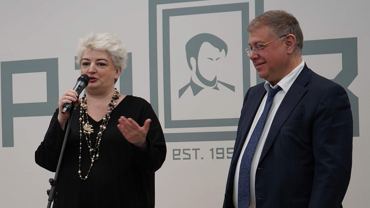 Заместитель председателя Мосгордумы Степан Орлов и его супруга Наталья на открытии после капитального ремонта библиотеки № 47 имени Сергея Орлова