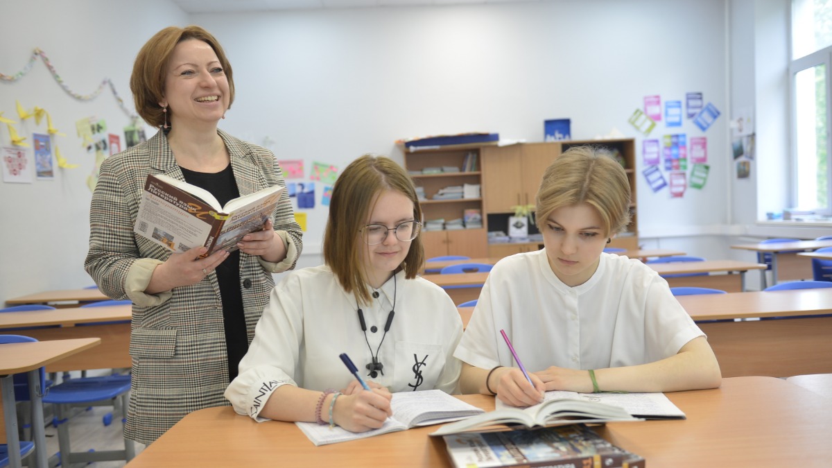 Ученицы школы № 2086 Элина Ханова (в центре) и Варвара Кузнецова с преподавателем Ксенией Девяткиной готовятся к ЕГЭ 