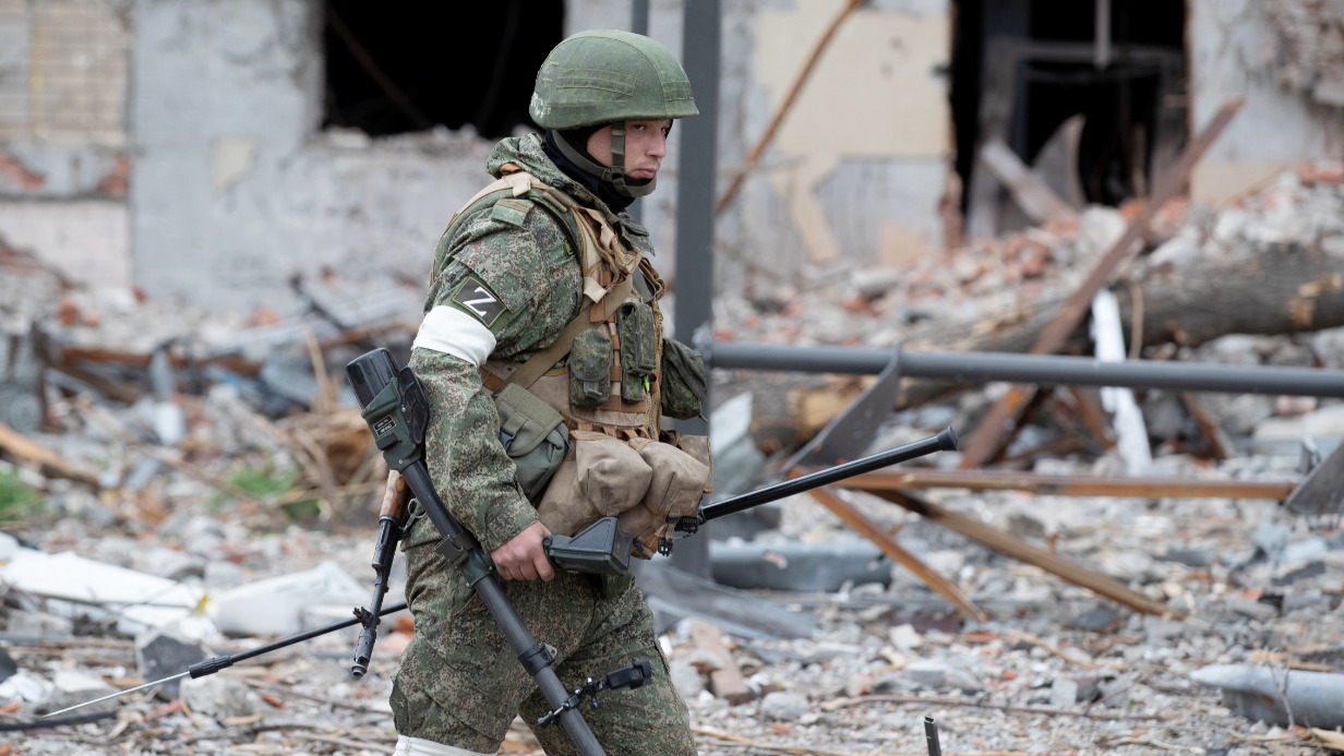 Сапер инженерного подразделения Вооруженных сил России проводит разминирование металлургического комбината «Азовсталь». Во время обследования территории там нашли заминированный фургон с телами погибших националистов